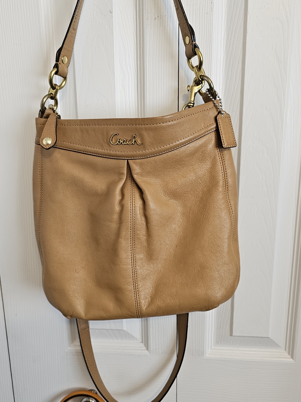 Coach  Leather Shoulder Bag in Tan. Crossbody Handbag. Hangtag.